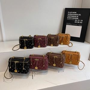 Sacs boîtes matelassés avec perles et chaînes dorées déclinés en quatre couleurs d'automne