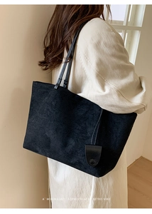 Borsa tote nera opaca minimalista con spalline sottili e pochette coordinata inclusa