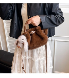 Borsa a secchiello in peluche marrone con ciondolo a coniglio bianco e manico in pelle