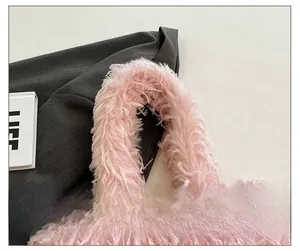 Gros plan détaillé d'un sac à main en plumes roses avec des bretelles souples et confortables