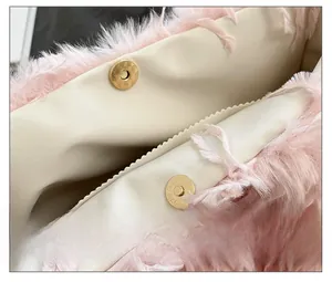 Détail du fermoir magnétique sur le sac fourre-tout en peluche rose avec doublure cuir