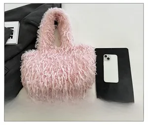 Détail du sac cabas en fausse fourrure rose montrant la texture douce et la taille