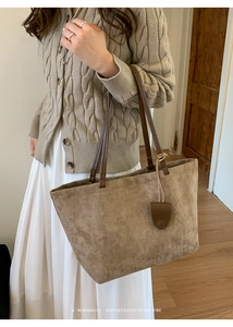 Borsa tote in pelle opaca kaki con manici marroni in stile retrò minimalista e raffinato