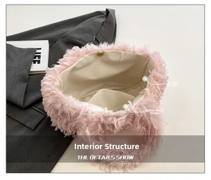 Sac fourre-tout en plumes d'autruche rose avec doublure beige et fermeture magnétique