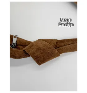 Vue détaillée de la bandoulière en daim nouée sur un sac seau à motif léopard chic