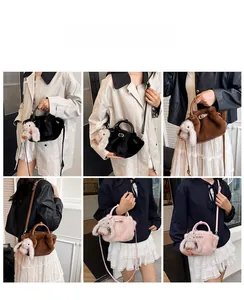Vielseitige Plüsch-Handtaschen in Schwarz, Braun und Rosa mit niedlichem Hasen-Anhänger