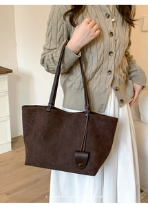 Dettaglio di una grande borsa tote vintage in pelle scamosciata marrone opaco