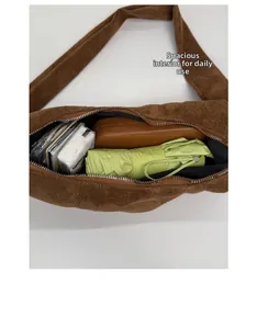 Capacité interne du sac en daim marron avec rangement pour parapluie et lunettes