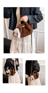 Dettaglio della borsa in peluche marrone con texture sintetica e ciondolo a coniglio
