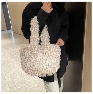 Vue détaillée du sac cabas en fausse fourrure crème montrant sa texture douce