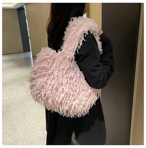 Détail de la texture douce en peluche à poils longs sur ce sac cabas rose tendance
