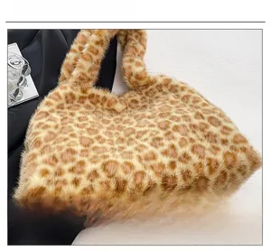 Dettaglio ravvicinato della trama in peluche leopardata e del tessuto morbido della borsa