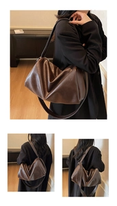 Détail du sac en cuir PU marron foncé, texture plissée souple et large bandoulière