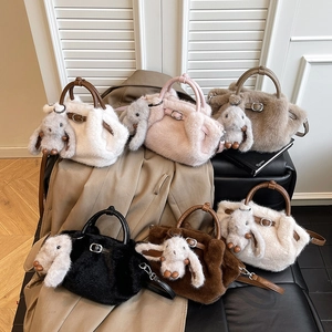 Sacs seaux en peluche en six couleurs avec breloques lapin et bandoulières en cuir