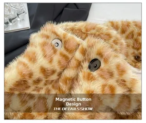 Dettaglio della chiusura magnetica sulla borsa a spalla in ecopelliccia leopardata