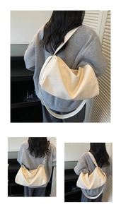 Détail de la texture en cuir souple blanc crème et du design plissé du grand sac hobo