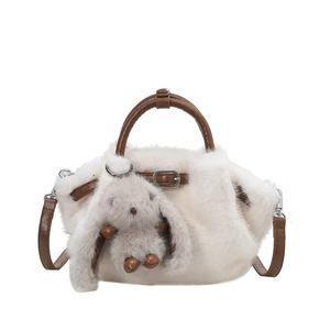 Sac seau en fausse fourrure crème avec lanières en cuir marron et breloque lapin