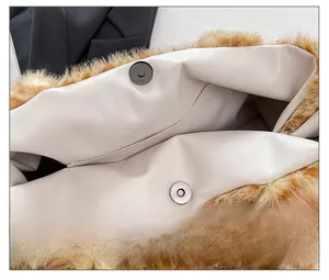 Vista dettagliata del bottone magnetico in metallo su borsa in peluche leopardata