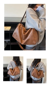 Gros plan détaillé sur le cuir souple marron foncé et le design de ce sac hobo