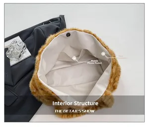 Dettaglio interno della borsa in peluche leopardata con tasca principale e scomparto