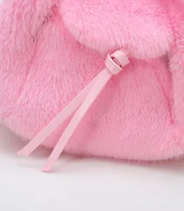 Detailopname van roze pluche handtas met een geknoopte imitatieleren riem textuur