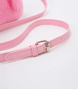 Detail van roze pluchen tas met verstelbare PU-schouderriem en een zilveren gesp