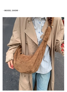 Borsa a tracolla in pelle scamosciata marrone a mezzaluna con trench coat color kaki
