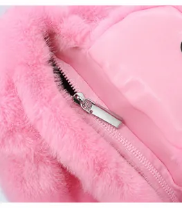 Detail van roze imitatiebont tas met lederen trim en gladde metalen rits trekker