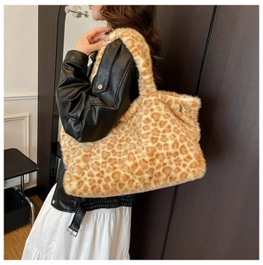 Dettaglio della borsa tote leopardata in soffice pelliccia sintetica con ampi manici