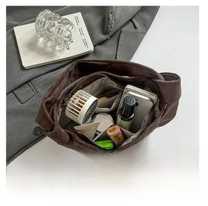 Intérieur spacieux du sac hobo en daim marron foncé avec poches fonctionnelles