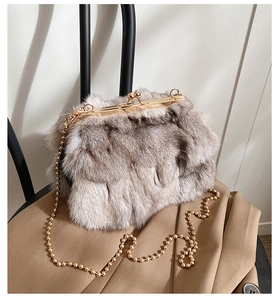 Détail du sac seau en peluche avec cadre en métal doré et bandoulière amovible perlée