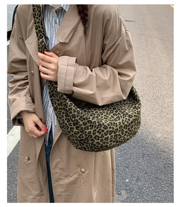 Scatto street style di una borsa hobo leopardata in tela con tracolla larga