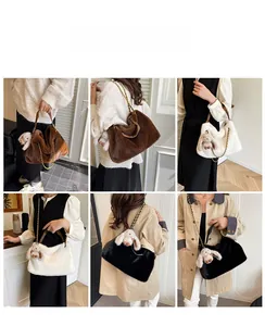 Collage di borse tote in peluche marrone, bianco e nero con catena dorata e ciondolo