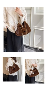 Vues détaillées d'un sac à main en peluche marron avec chaîne dorée et lapin