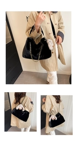 Détail du sac cabas en fausse fourrure noire avec chaîne dorée et pendentif lapin