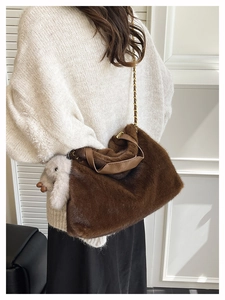 Détail du sac à main en fausse fourrure marron avec chaîne et pendentif lapin mignon