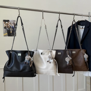Retro large-capacity tote bag in four colors with metal chain and fur ball pendant charm