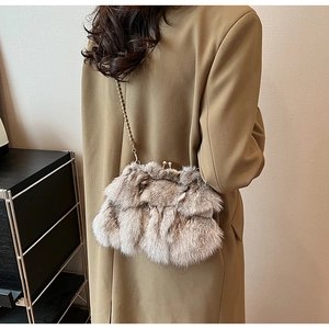 Détail arrière d'un sac seau en peluche douce avec une bandoulière chaîne à billes dorée