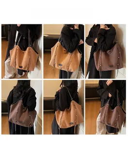Detailaufnahmen großer Wildleder-Tote-Bags mit Quasten-Kordelzug in Karamell und Dunkelbraun