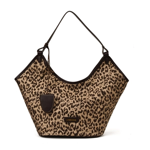 Grand sac cabas tendance à imprimé léopard avec anses en cuir marron et accessoire