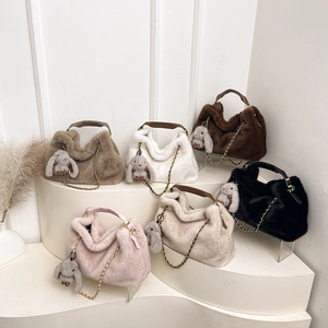 Mini sacs à main en peluche en six couleurs avec chaînes dorées et pendentifs lapin