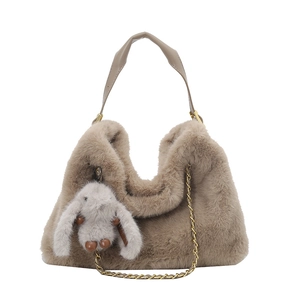 Flauschige Plüsch-Tasche für Damen, stylische Umhängetasche mit süßem Hasen-Anhänger.