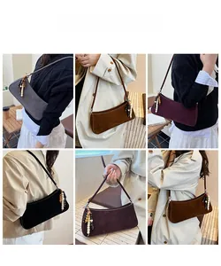 Détails de sacs baguette en velours en plusieurs couleurs avec breloques en perles
