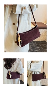 Détail macro de la texture en cuir PU bordeaux mat et de l'ornement en perles de bois