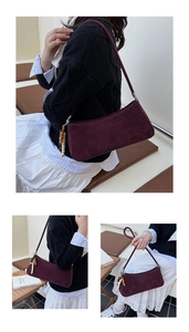 Détail du sac sous le bras en daim rouge foncé avec perles en bois et fine bandoulière