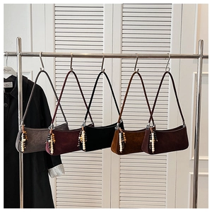 Collection de sacs sous le bras en daim rétro en cinq couleurs avec charmes en bois