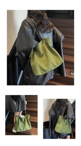 Détail du sac seau en daim vert olive avec cordon de serrage et bandoulière en chaîne