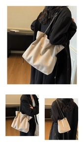 Détail du sac seau blanc cassé à cordon avec texture cuir et bandoulière en chaîne