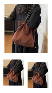 Détail du sac seau marron mat avec cordon de serrage latéral et bandoulière chaîne