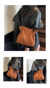 Détail du sac seau en daim marron avec bandoulière chaîne dorée et cordon